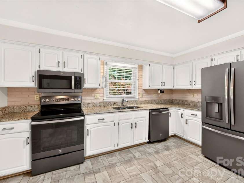 6801 Rambling Rose Drive, Charlotte, NC 28212.  MLS# CAR4396979, YatesRealty ID 34210. Kitchen