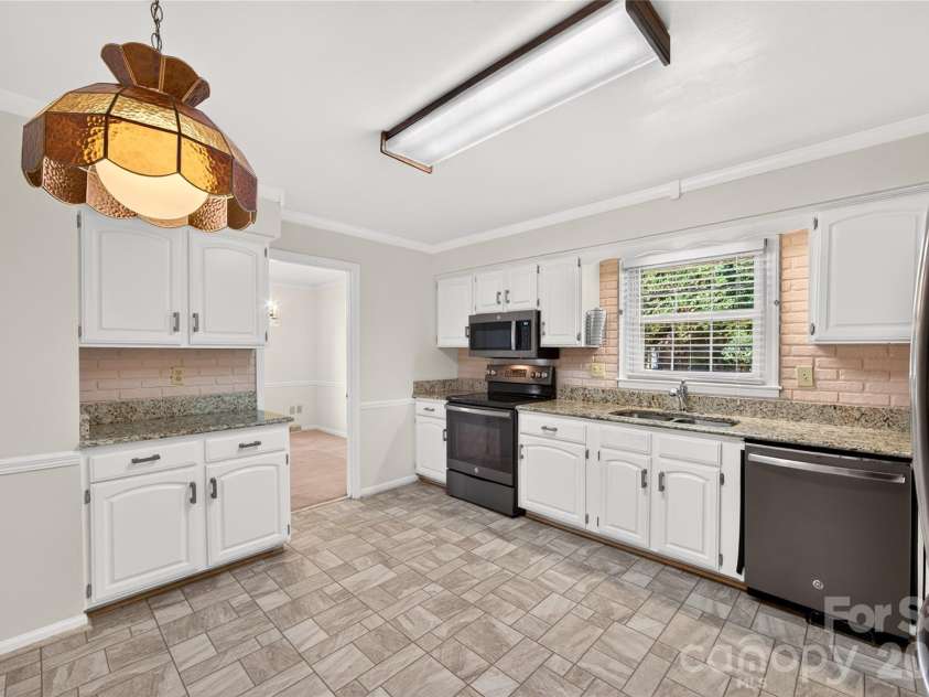 6801 Rambling Rose Drive, Charlotte, NC 28212.  MLS# CAR4396979, YatesRealty ID 34210. Kitchen