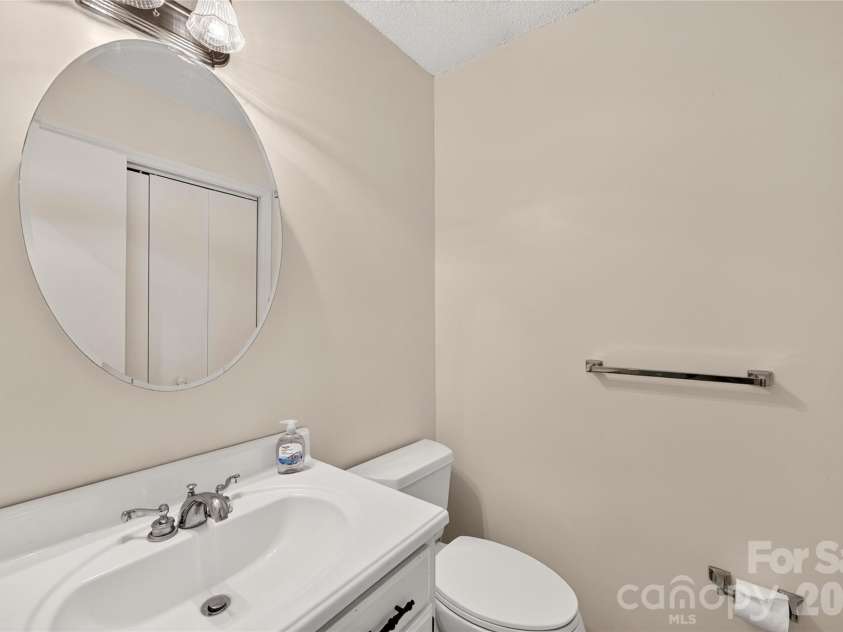 6801 Rambling Rose Drive, Charlotte, NC 28212.  MLS# CAR4396979, YatesRealty ID 34210. Powder Room