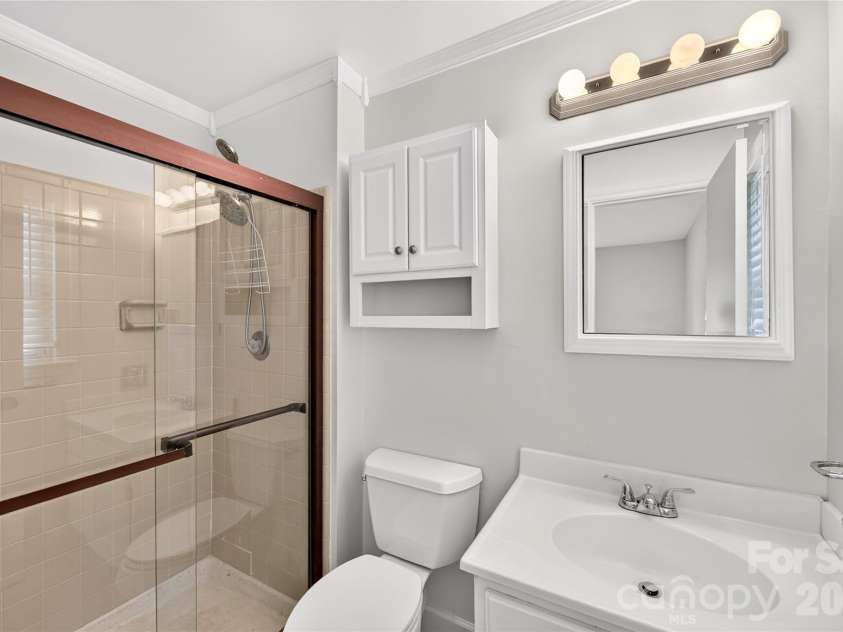 6801 Rambling Rose Drive, Charlotte, NC 28212.  MLS# CAR4396979, YatesRealty ID 34210. Primary Bathroom