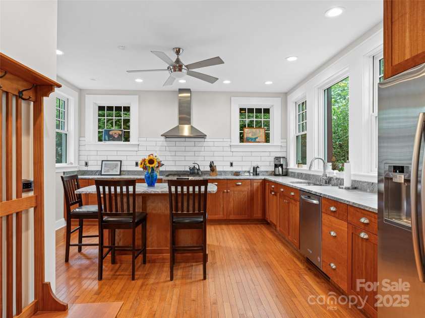 125 Furman Avenue, Asheville, NC 28801.  MLS# CAR4291265, YatesRealty ID 34211. 