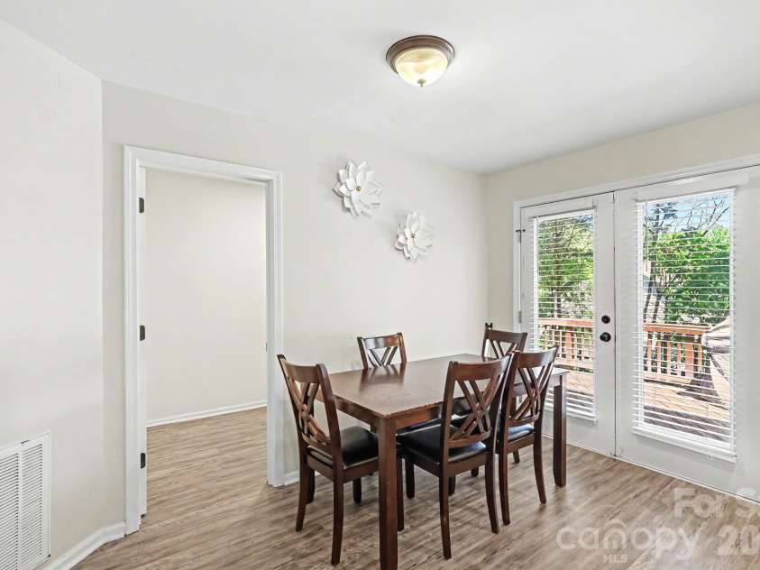 7413 Tupelo Lane, Charlotte, NC 28269.  MLS# CAR4398162, YatesRealty ID 34214. 