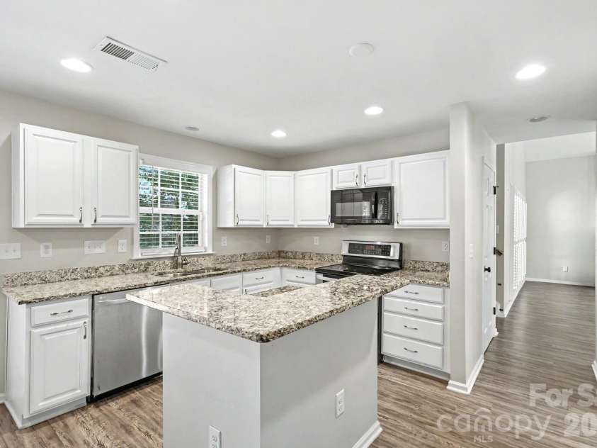 7413 Tupelo Lane, Charlotte, NC 28269.  MLS# CAR4398162, YatesRealty ID 34214. 