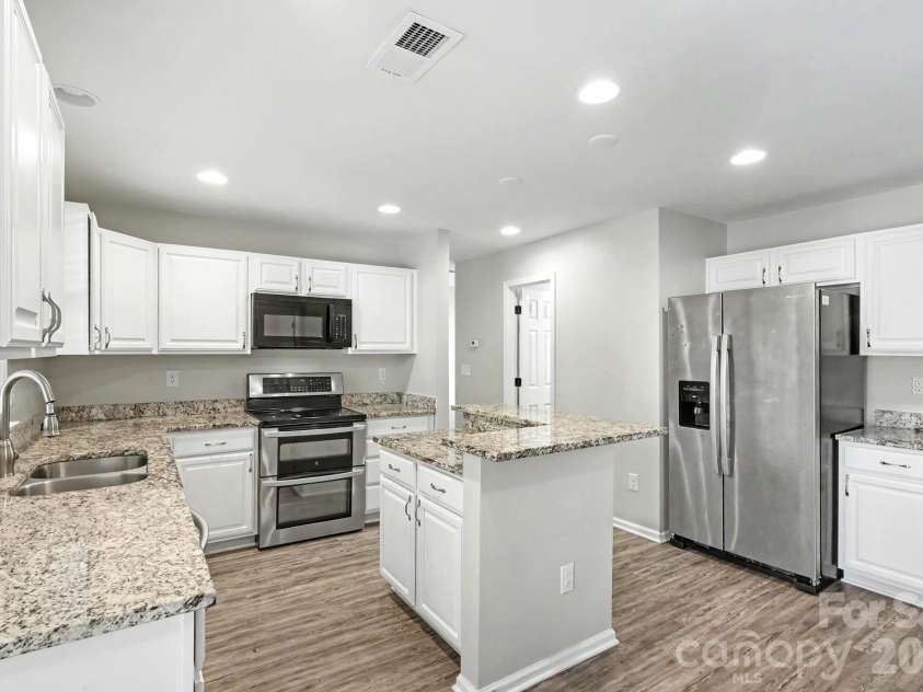 7413 Tupelo Lane, Charlotte, NC 28269.  MLS# CAR4398162, YatesRealty ID 34214. 