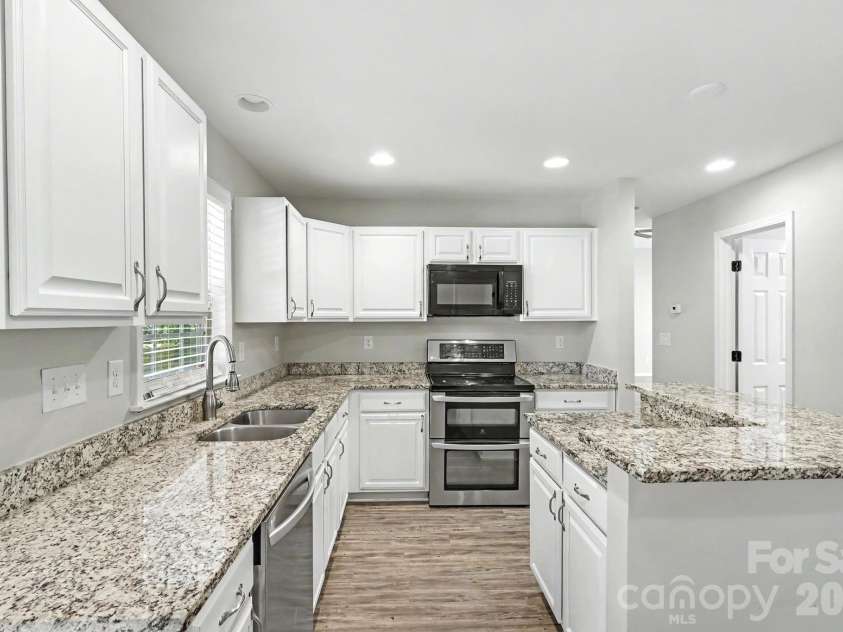 7413 Tupelo Lane, Charlotte, NC 28269.  MLS# CAR4398162, YatesRealty ID 34214. 
