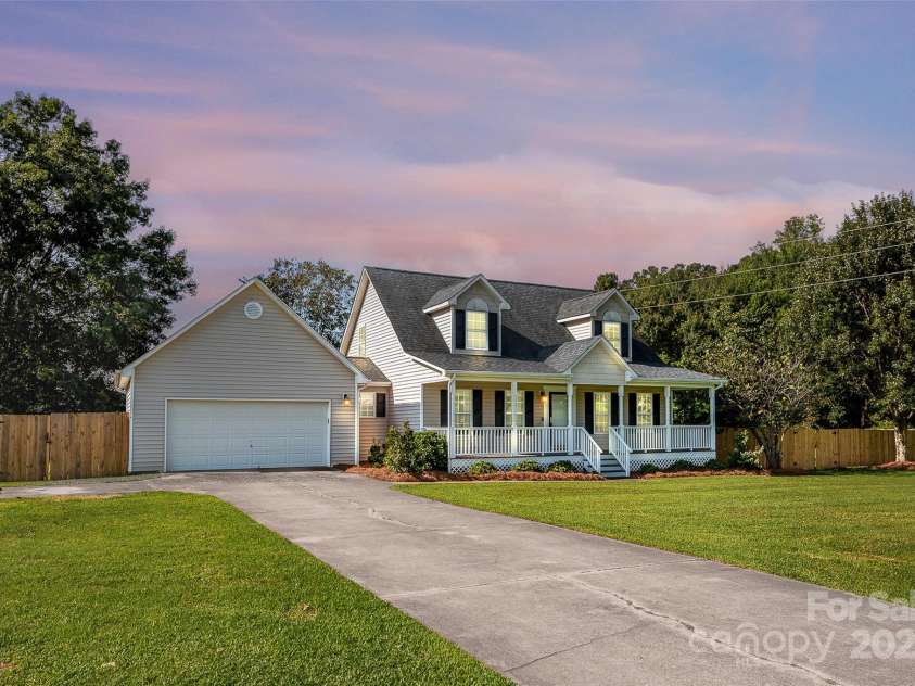 110 Salem Meadow Drive, Statesville, NC 28625.  MLS# CAR4293923, YatesRealty ID 34218. 