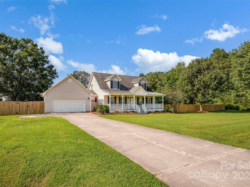 110 Salem Meadow Drive, Statesville, NC 28625.  MLS# CAR4293923, YatesRealty ID 34218. 