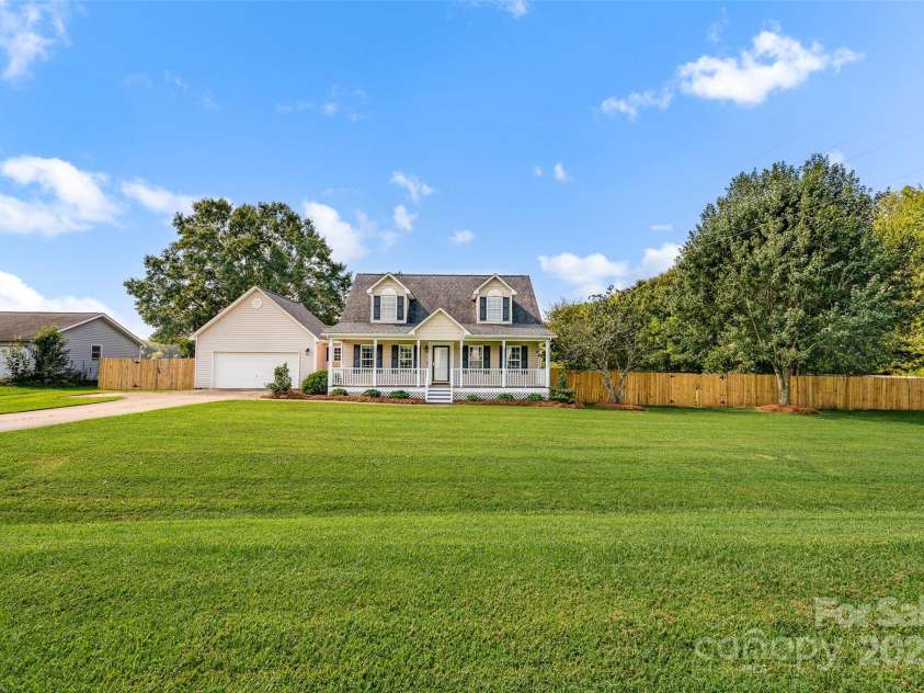 110 Salem Meadow Drive, Statesville, NC 28625.  MLS# CAR4293923, YatesRealty ID 34218. 