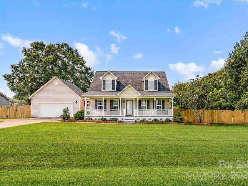 110 Salem Meadow Drive, Statesville, NC 28625.  MLS# CAR4293923, YatesRealty ID 34218. 