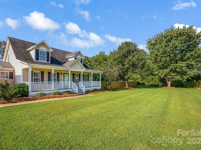 110 Salem Meadow Drive, Statesville, NC 28625.  MLS# CAR4293923, YatesRealty ID 34218. 