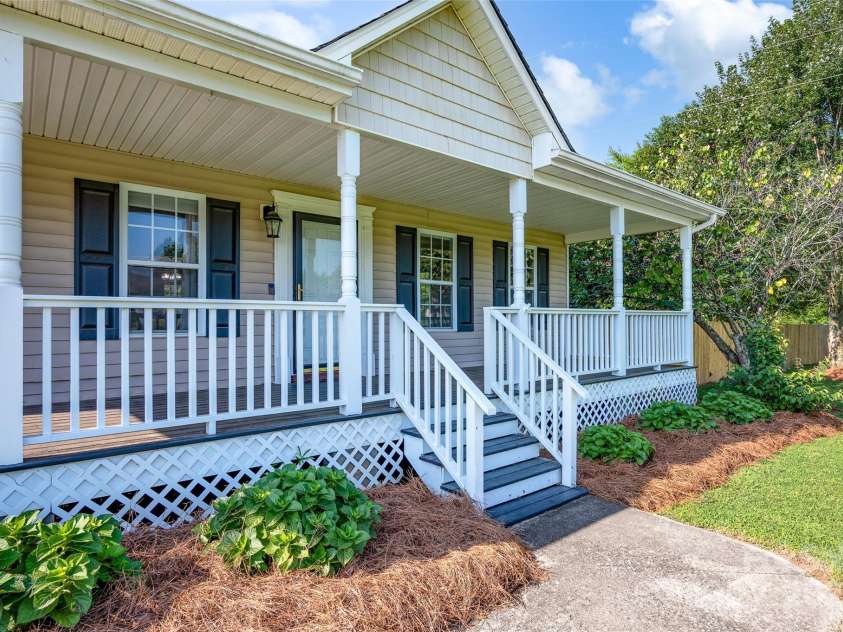 110 Salem Meadow Drive, Statesville, NC 28625.  MLS# CAR4293923, YatesRealty ID 34218. 