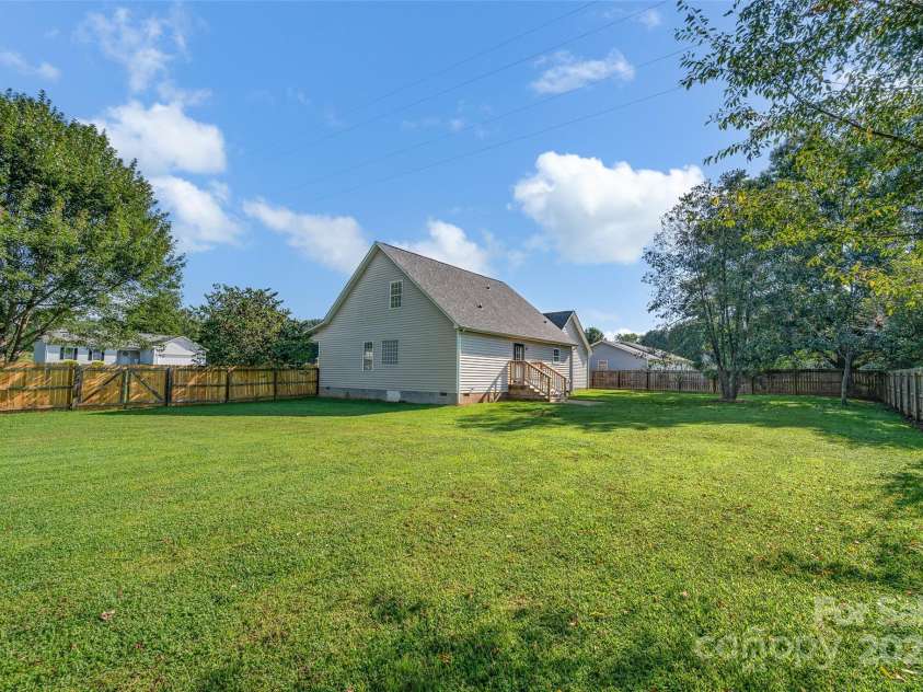 110 Salem Meadow Drive, Statesville, NC 28625.  MLS# CAR4293923, YatesRealty ID 34218. 
