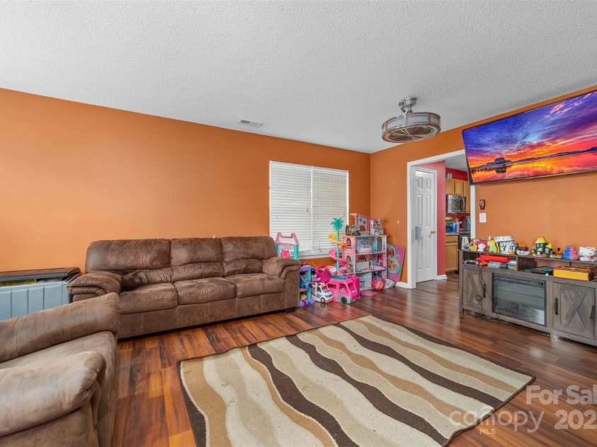 10338 Covingtonwood Drive, Charlotte, NC 28214.  MLS# CAR4323207, YatesRealty ID 3422. 