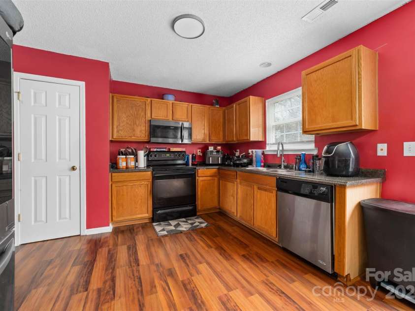 10338 Covingtonwood Drive, Charlotte, NC 28214.  MLS# CAR4323207, YatesRealty ID 3422. 