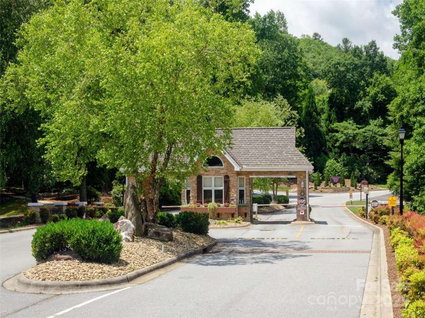 647 High Quarry Road, Hendersonville, NC 28791.  MLS# CAR4232156, YatesRealty ID 3422. 