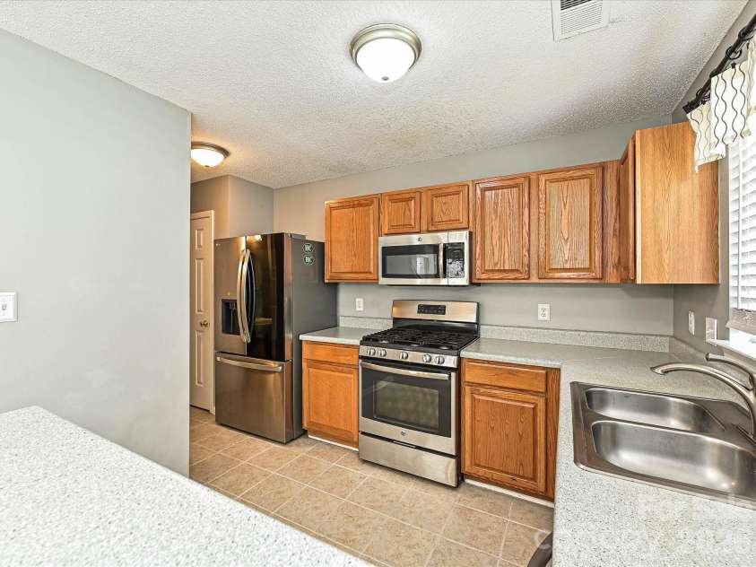 8627 Meadowmont View Drive, Charlotte, NC 28269.  MLS# CAR4353558, YatesRealty ID 3422. 