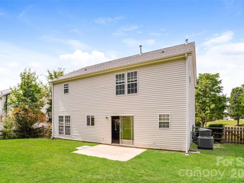 12125 Winghurst Drive, Pineville, NC 28134.  MLS# CAR4397541, YatesRealty ID 34221. 