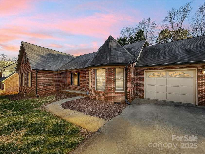 2601 Independence Way, Gastonia, NC 28056.  MLS# CAR4279574, YatesRealty ID 34222. 