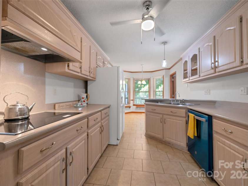 2601 Independence Way, Gastonia, NC 28056.  MLS# CAR4279574, YatesRealty ID 34222. 