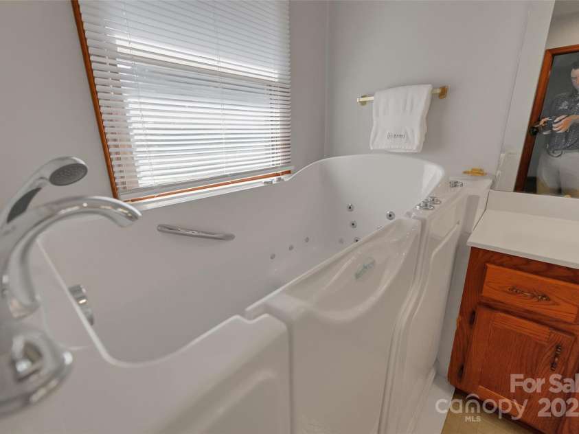 2601 Independence Way, Gastonia, NC 28056.  MLS# CAR4279574, YatesRealty ID 34222. 