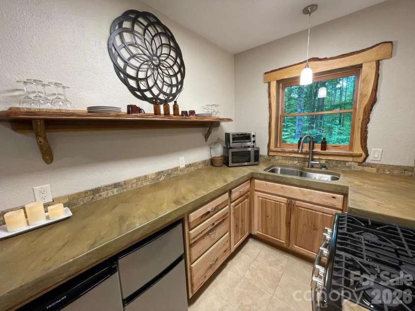 700 Norton Fork Road, Hot Springs, NC 28743.  MLS# CAR4399070, YatesRealty ID 34223. 