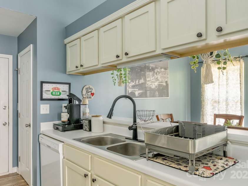 1709 Katherine Kiker Road, Charlotte, NC 28213.  MLS# CAR4293756, YatesRealty ID 34224. 