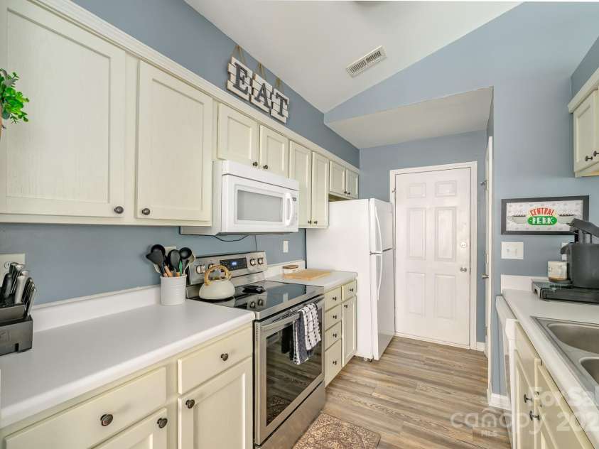 1709 Katherine Kiker Road, Charlotte, NC 28213.  MLS# CAR4293756, YatesRealty ID 34224. 