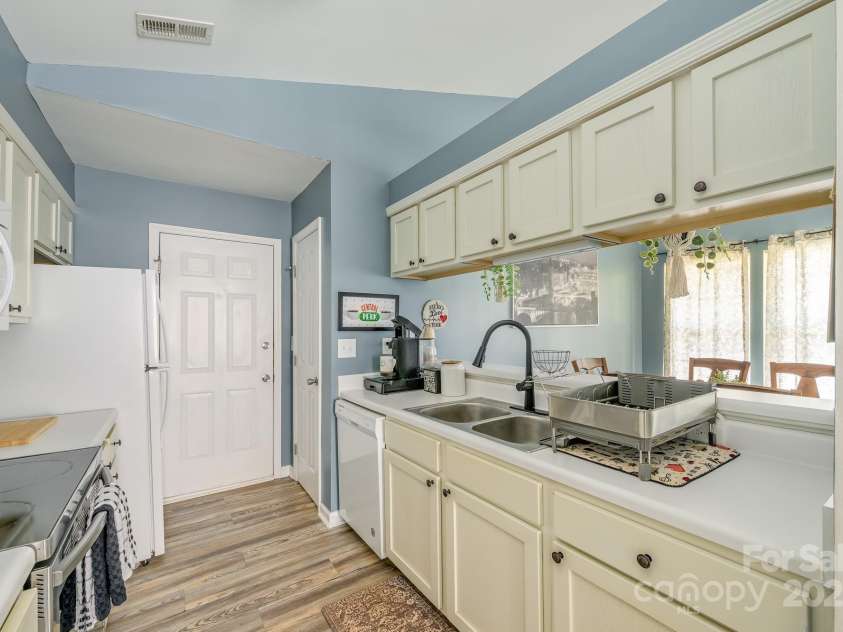 1709 Katherine Kiker Road, Charlotte, NC 28213.  MLS# CAR4293756, YatesRealty ID 34224. 