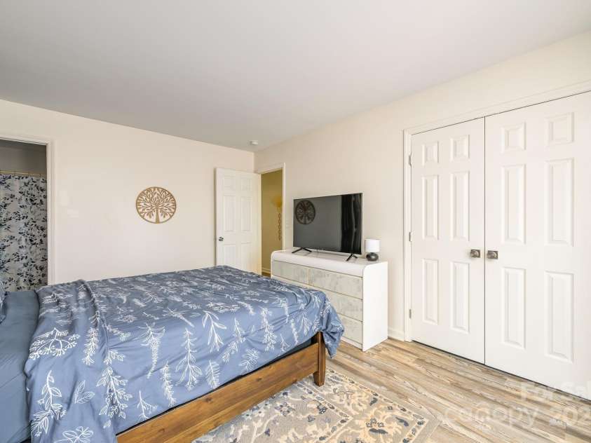 1709 Katherine Kiker Road, Charlotte, NC 28213.  MLS# CAR4293756, YatesRealty ID 34224. 