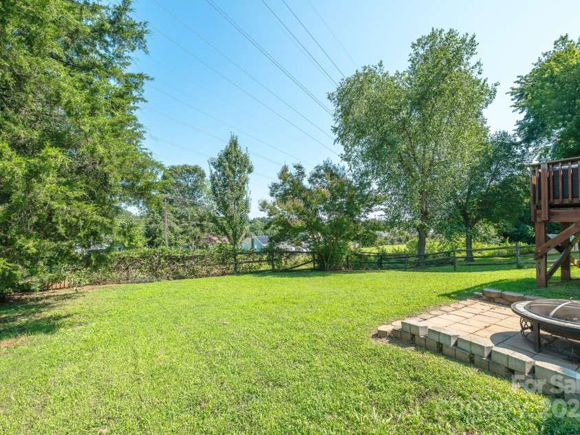 1709 Katherine Kiker Road, Charlotte, NC 28213.  MLS# CAR4293756, YatesRealty ID 34224. 