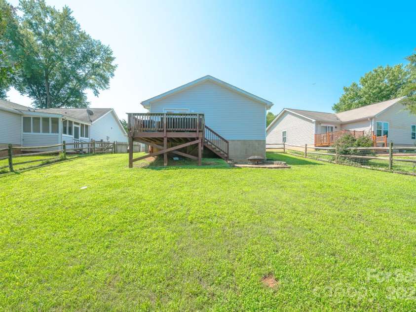 1709 Katherine Kiker Road, Charlotte, NC 28213.  MLS# CAR4293756, YatesRealty ID 34224. 