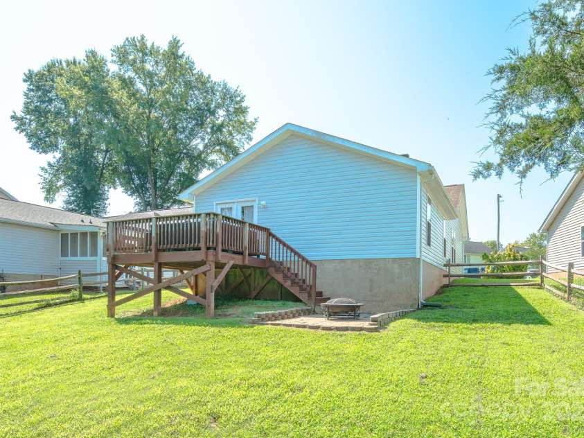 1709 Katherine Kiker Road, Charlotte, NC 28213.  MLS# CAR4293756, YatesRealty ID 34224. 