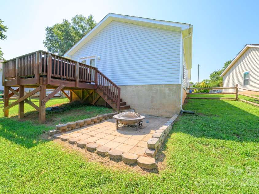 1709 Katherine Kiker Road, Charlotte, NC 28213.  MLS# CAR4293756, YatesRealty ID 34224. 