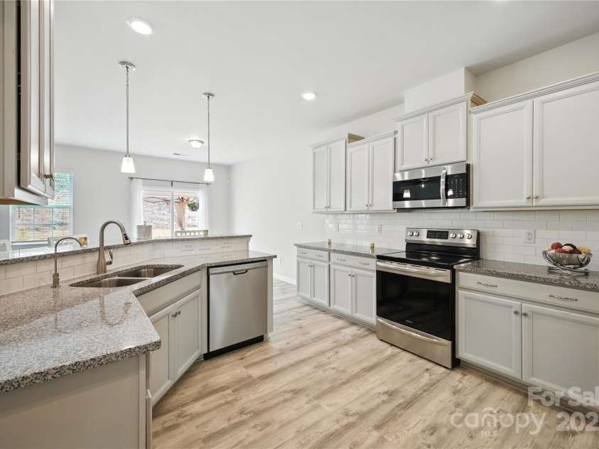 15119 Oleander Drive, Charlotte, NC 28278.  MLS# CAR4272288, YatesRealty ID 34225. Entertainer's kitchen—granite, subway tile & stainless suite