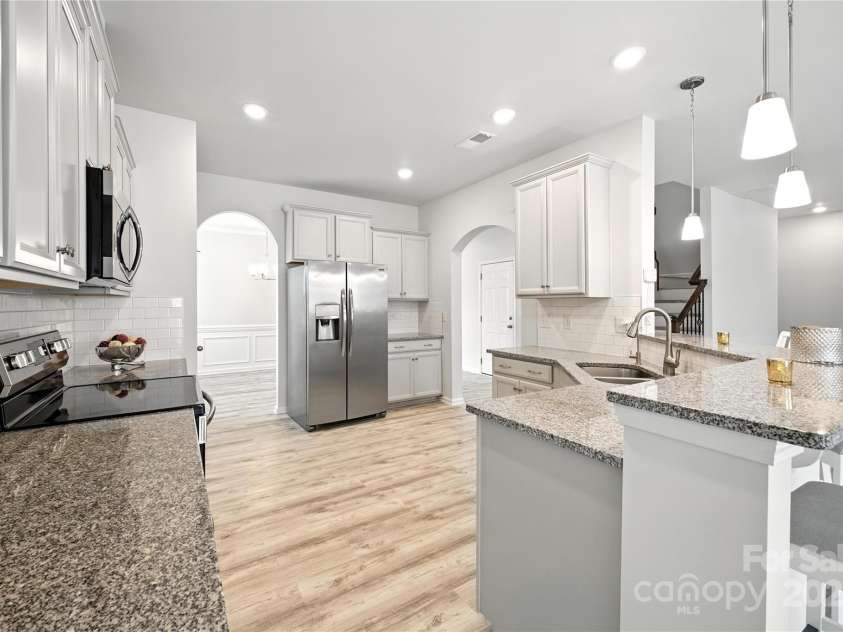 15119 Oleander Drive, Charlotte, NC 28278.  MLS# CAR4272288, YatesRealty ID 34225. Entertainer's kitchen—granite, subway tile & stainless suite