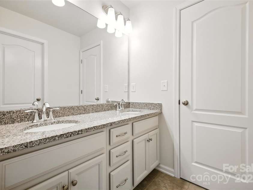 15119 Oleander Drive, Charlotte, NC 28278.  MLS# CAR4272288, YatesRealty ID 34225. Full Jack and Jill bath with double sinks