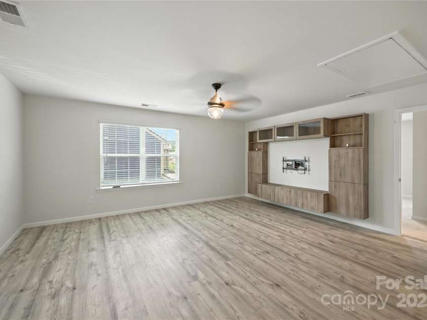 15119 Oleander Drive, Charlotte, NC 28278.  MLS# CAR4272288, YatesRealty ID 34225. Spacious upstairs loft / bonus room for media or play