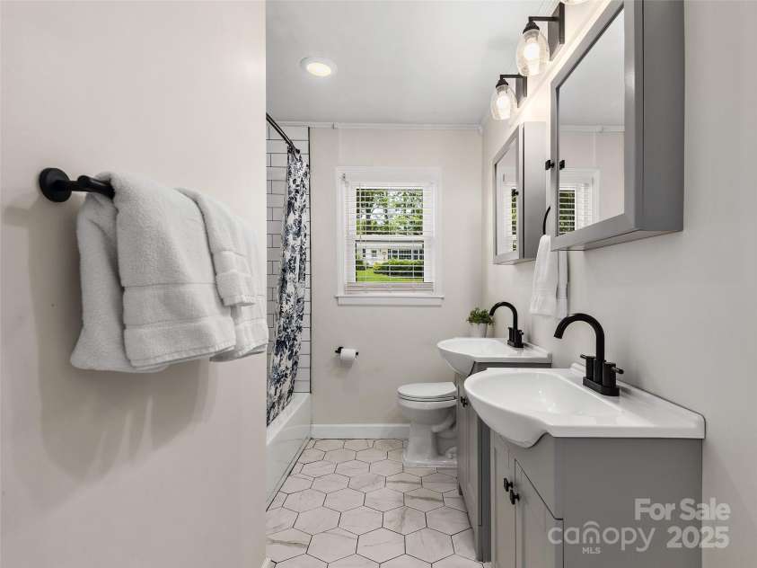 8 Bevlyn Drive, Asheville, NC 28803.  MLS# CAR4284640, YatesRealty ID 34228. 