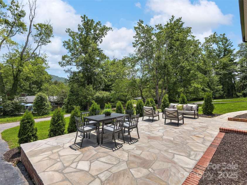 8 Bevlyn Drive, Asheville, NC 28803.  MLS# CAR4284640, YatesRealty ID 34228. 