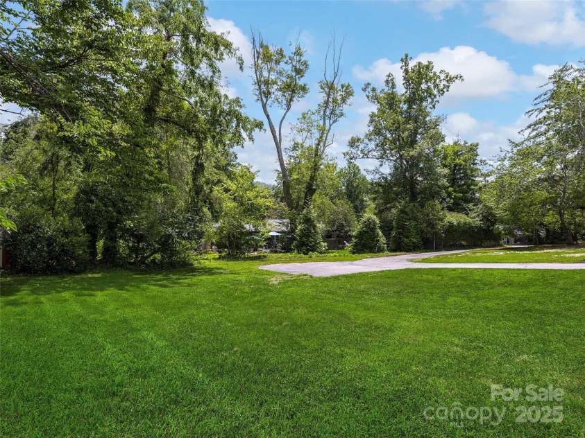 8 Bevlyn Drive, Asheville, NC 28803.  MLS# CAR4284640, YatesRealty ID 34228. 