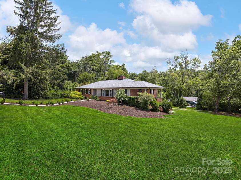 8 Bevlyn Drive, Asheville, NC 28803.  MLS# CAR4284640, YatesRealty ID 34228. 