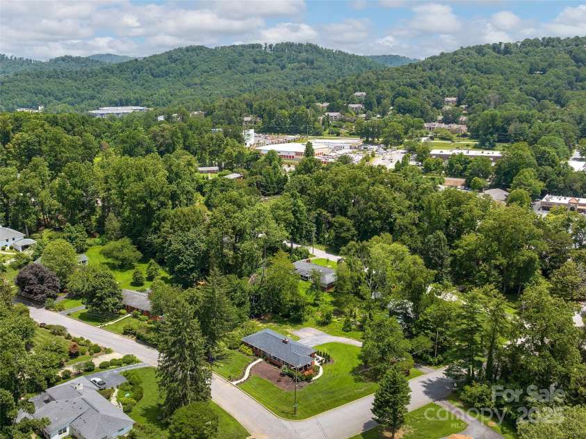 8 Bevlyn Drive, Asheville, NC 28803.  MLS# CAR4284640, YatesRealty ID 34228. 
