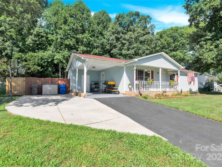 159 Bowman Road, Statesville, NC 28625.  MLS# CAR4286447, YatesRealty ID 34230. 