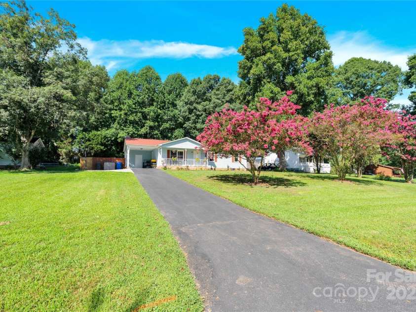 159 Bowman Road, Statesville, NC 28625.  MLS# CAR4286447, YatesRealty ID 34230. 