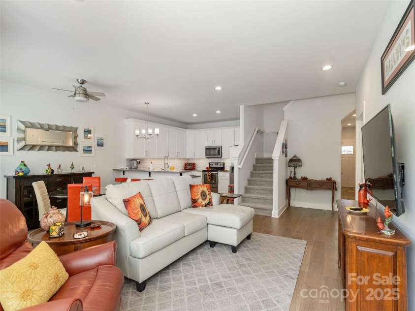 37 Thornes Lane, Asheville, NC 28805.  MLS# CAR4282627, YatesRealty ID 34231. 