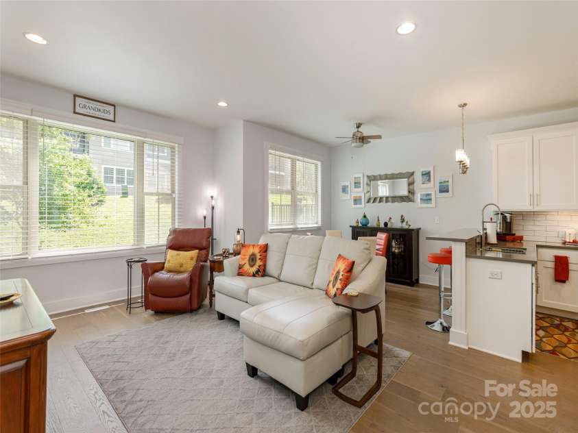 37 Thornes Lane, Asheville, NC 28805.  MLS# CAR4282627, YatesRealty ID 34231. 