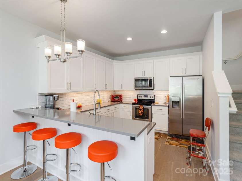 37 Thornes Lane, Asheville, NC 28805.  MLS# CAR4282627, YatesRealty ID 34231. 