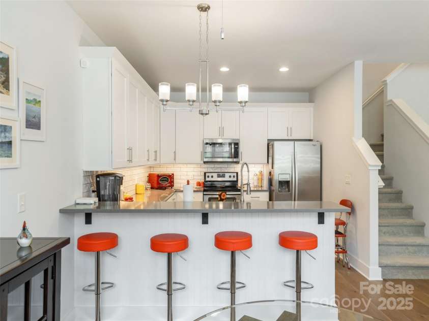 37 Thornes Lane, Asheville, NC 28805.  MLS# CAR4282627, YatesRealty ID 34231. 