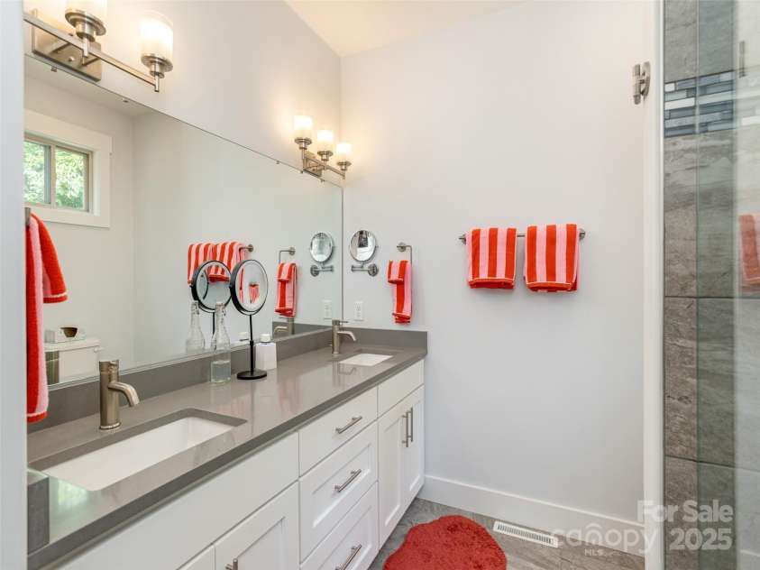 37 Thornes Lane, Asheville, NC 28805.  MLS# CAR4282627, YatesRealty ID 34231. 