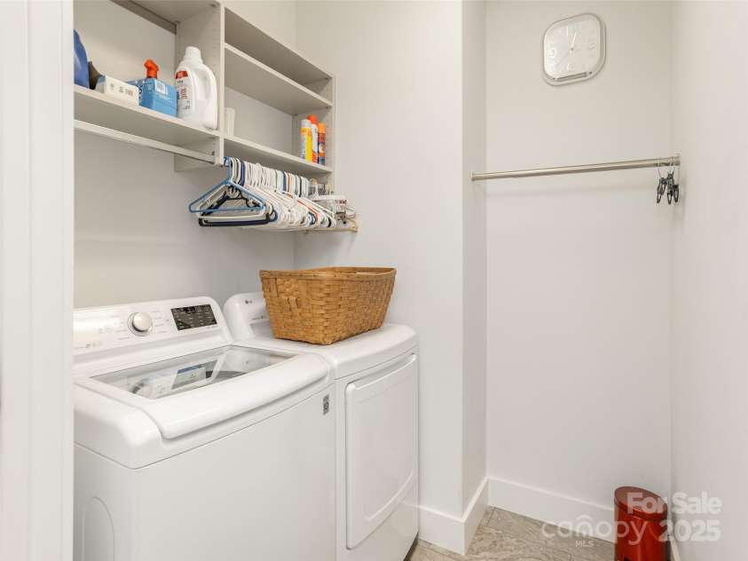 37 Thornes Lane, Asheville, NC 28805.  MLS# CAR4282627, YatesRealty ID 34231. 